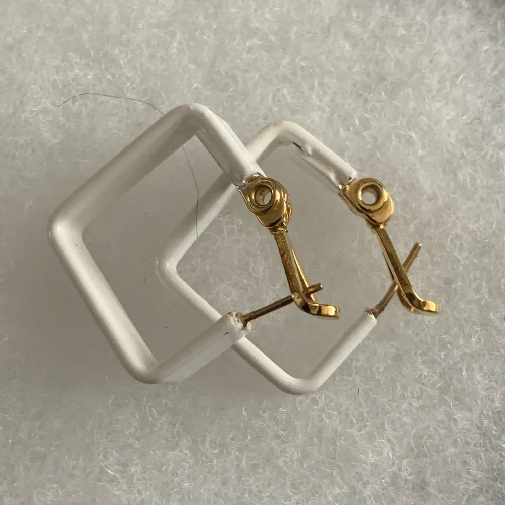 Vintage 60s Monet Pat.pend white and gold-tone geometric Hoop Clip-On Earrings - Picture 10 of 12